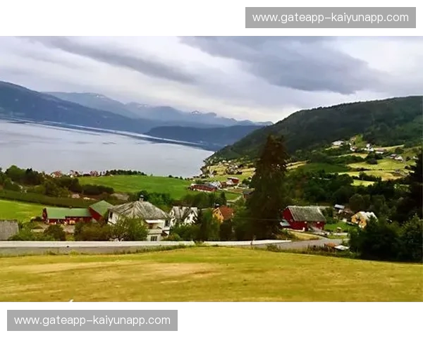 挪威峡湾双璧：奥勒松与莫尔德，一场不期而遇的北欧风情画卷